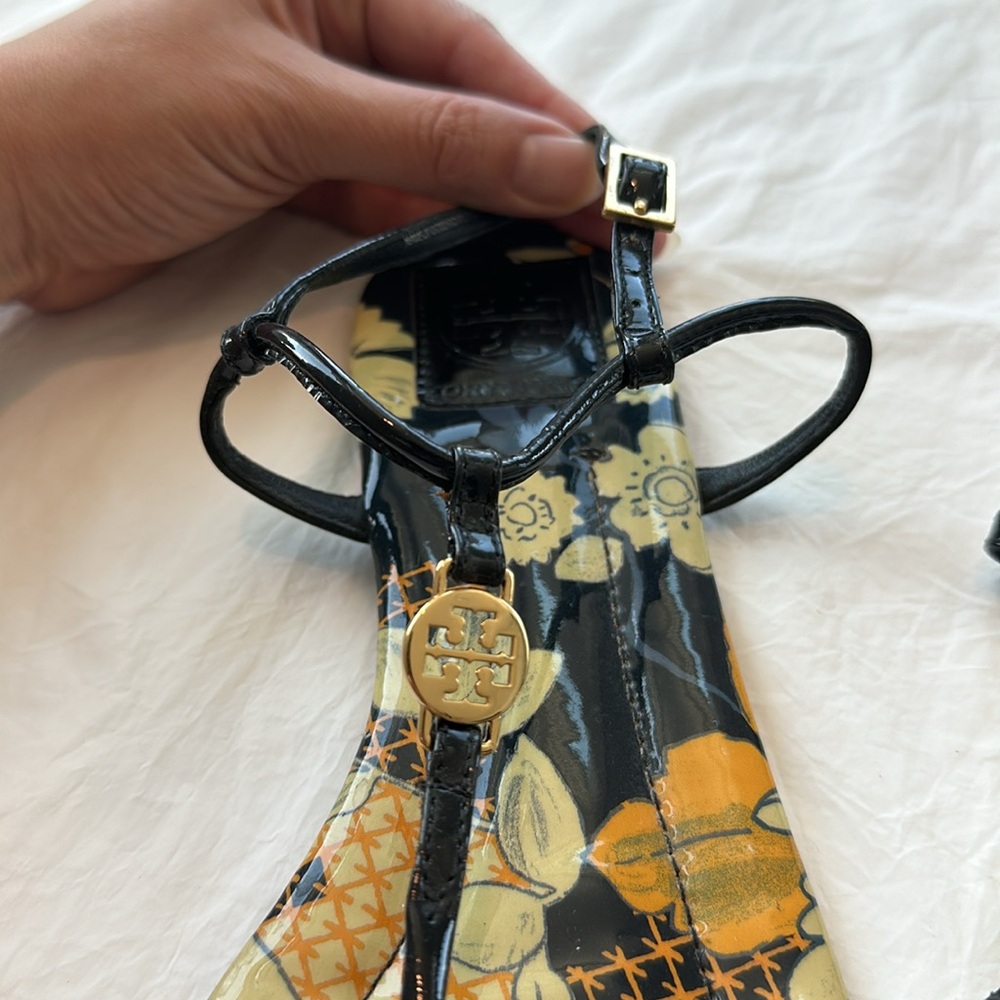 Tory Burch Navy Blue Patent Leather w Gold Logo Flat Strappy Sandals - 9 - Picture 5 of 6